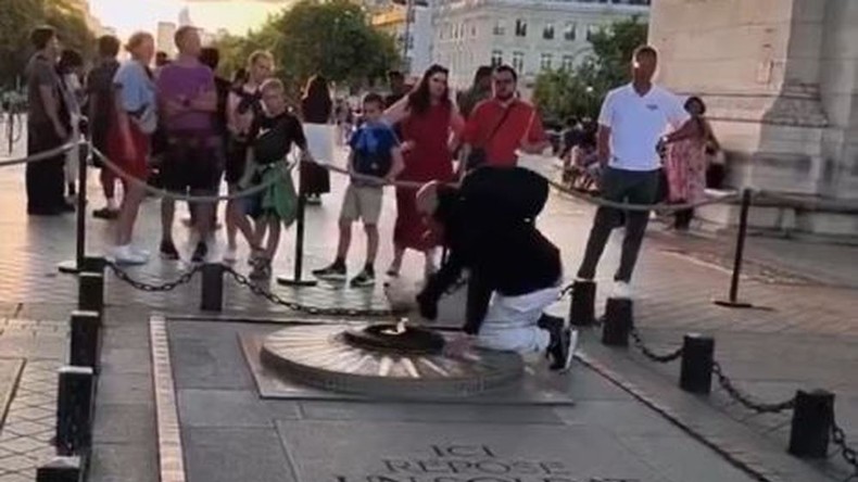 «Insulte à la mémoire» des soldats : un homme interpellé pour avoir profané la flamme du Soldat inconnu à Paris
