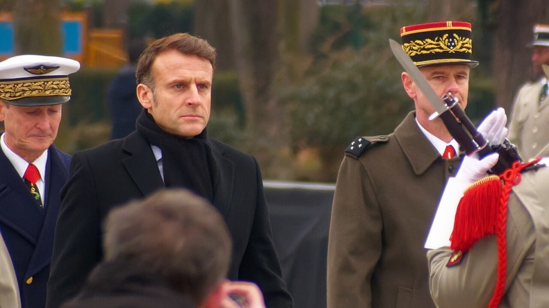 Face à l’Algérie, Macron change de cap et hausse le ton