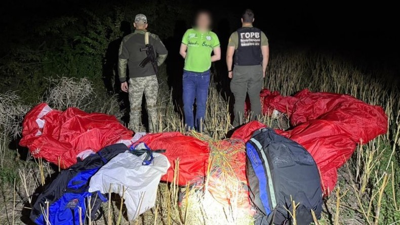 Un Ukrainien en âge de combattre arrêté en tentant de fuir le pays avec un parapente
