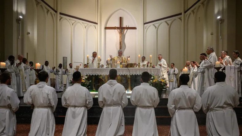 Les évêques de France demandent de reconsidérer la nomination d’un prêtre condamné pour viol sur mineur