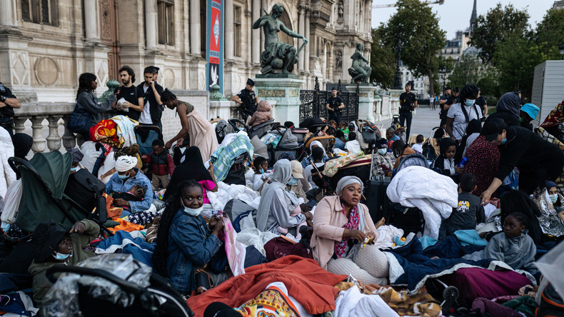 Paris : des migrants installés devant l’Hôtel de Ville évacués vers la province