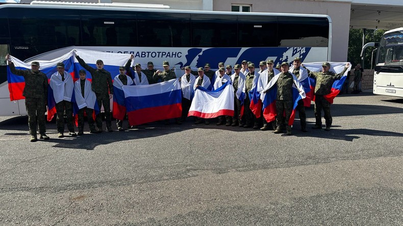 84 militaires russes rapatriés après leur captivité en Ukraine