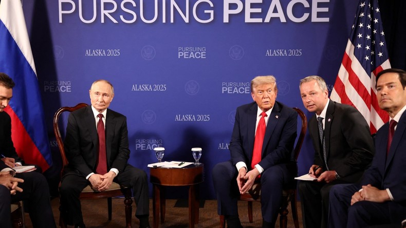 «Œuvrer pour la paix», applaudissements et poignée de main : comment se déroule la rencontre entre Poutine et Trump