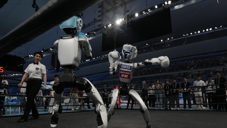 La Chine accueille les « Olympiades des robots » où les machines rivalisent à la course comme au football