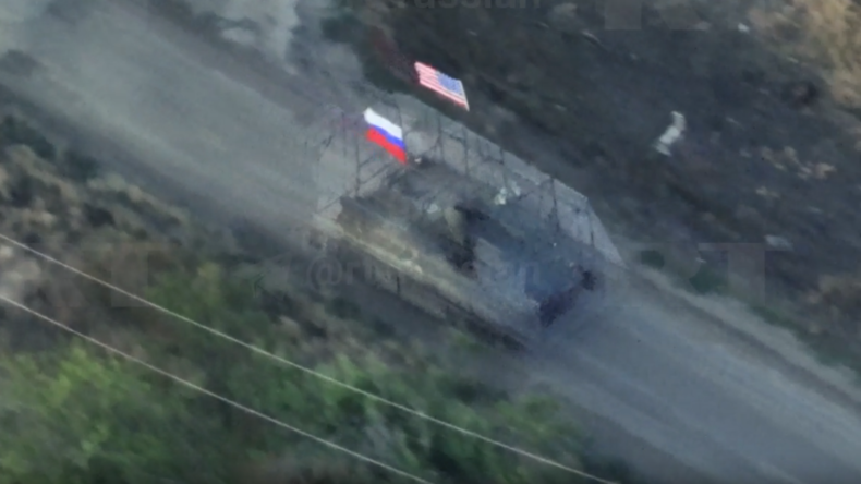 Après les accusations de «deepfake» de TF1, RT a rencontré les soldats du blindé arborant des drapeaux russe et américain [VIDÉO]