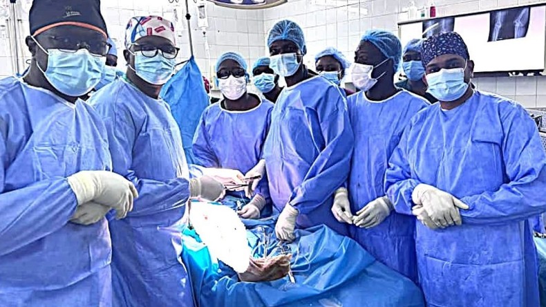 Burkina Faso : l’hôpital universitaire Yalgado Ouédraogo réussit la première pose d’une prothèse totale du genou