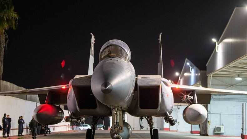 Après un missile houthi, Israël bombarde Sanaa