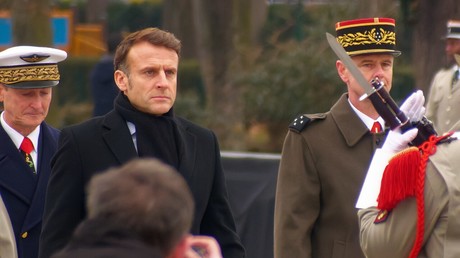 Face à l’Algérie, Macron change de cap et hausse le ton
