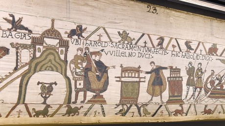 Prêt de la tapisserie de Bayeux : Macron sous le feu des critiques