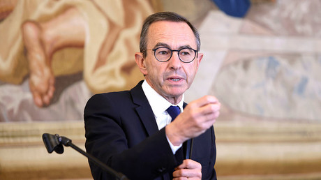 Allongement de la rétention des étrangers : Retailleau va réécrire le texte après la censure du Conseil constitutionnel