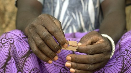 Gambie : la mort d’un bébé après une excision provoque l’indignation des ONG