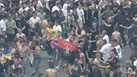 Des dizaines d’Ukrainiens déportés après avoir brandi un drapeau nazi lors d’un concert à Varsovie, Donald Tusk accuse… Moscou