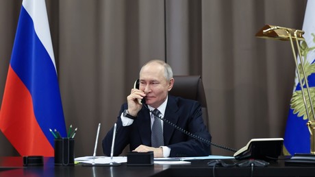 Vladimir Poutine s'entretient par téléphone avec Kim Jong-un
