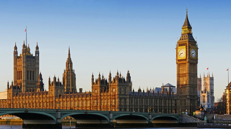 Royaume-Uni : le gouvernement se préparerait en silence à des morts massives, selon un média norvégien