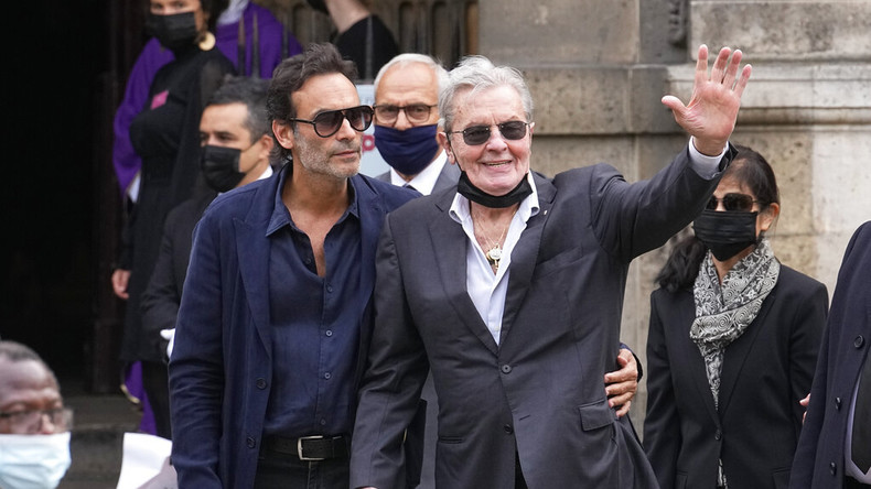 Succession d’Alain Delon : le plus jeune fils conteste en justice le testament de 2022