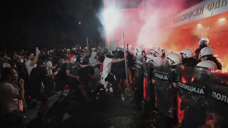 Violents affrontements en Serbie : plus de 9 000 manifestants dans les rues, les autorités dénoncent une tentative d'ingérence étrangère