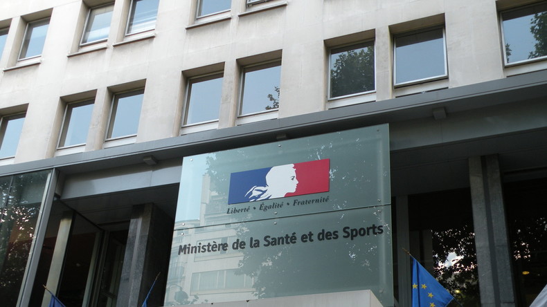 Réforme de l’AME : le gouvernement démissionnaire abandonne les décrets contestés