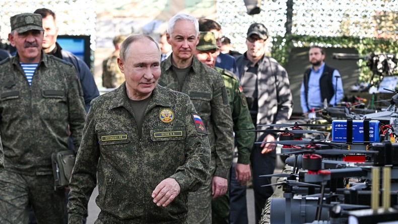 Poutine a assisté aux exercices militaires russo-biélorusses «Zapad-2025» en uniforme militaire (VIDÉOS)