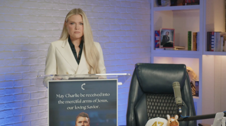 La veuve de Charlie Kirk considère les opposants de son mari comme responsables de sa mort et promet de poursuivre son engagement conservateur