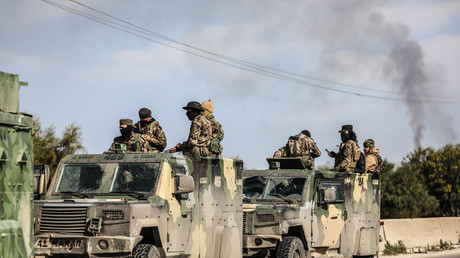 Les forces syriennes retirent leurs armes lourdes du sud : un pas vers un accord avec Israël