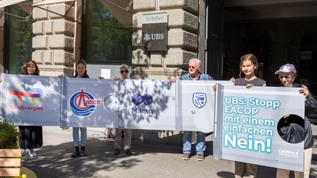 Suisse : des militants exhortent UBS à se retirer du financement de l’oléoduc est-africain