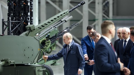 Vladimir Poutine salue une amélioration de la production militaire russe