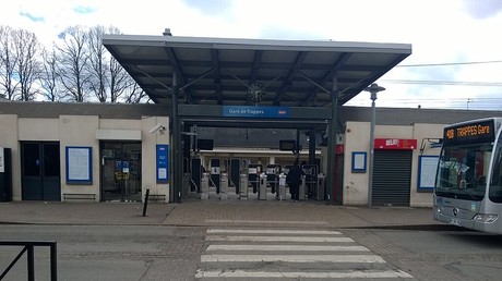 Trappes : un homme tué au couteau devant la gare