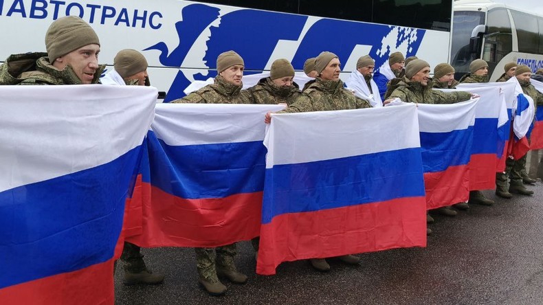 Nouvel échange de prisonniers : 185 militaires et 20 civils russes rapatriés d’Ukraine
