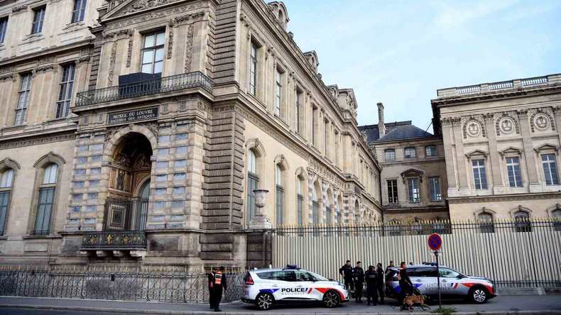 Cambriolage du Louvre : les deux suspects reconnaissent partiellement les faits, les bijoux restent introuvables