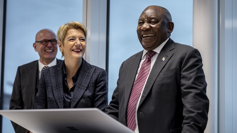 Afrique du Sud : la Suisse restitue des artefacts royaux sacrés, emportés depuis plus d’un siècle