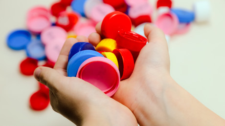 Bouchon plastique solidaire : quand l’Union européenne essaie de vous mettre en bouteille