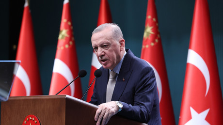 Erdogan appelle à une intégration rapide des forces kurdes syriennes