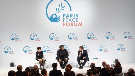 «Notre bêtise est là» : Macron s’en prend aux réseaux sociaux et promet une régulation musclée