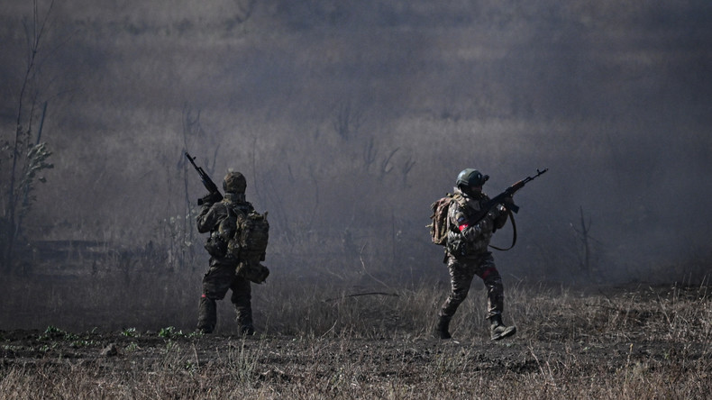 Les soldats ukrainiens, encerclés par l’armée russe, commencent à se rendre à Krasnoarmeïsk, dans le Donbass