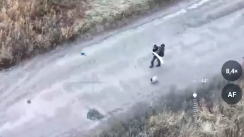Deux civils brandissant un drapeau blanc tués par des drones de Kiev près de Koupiansk (VIDEO)