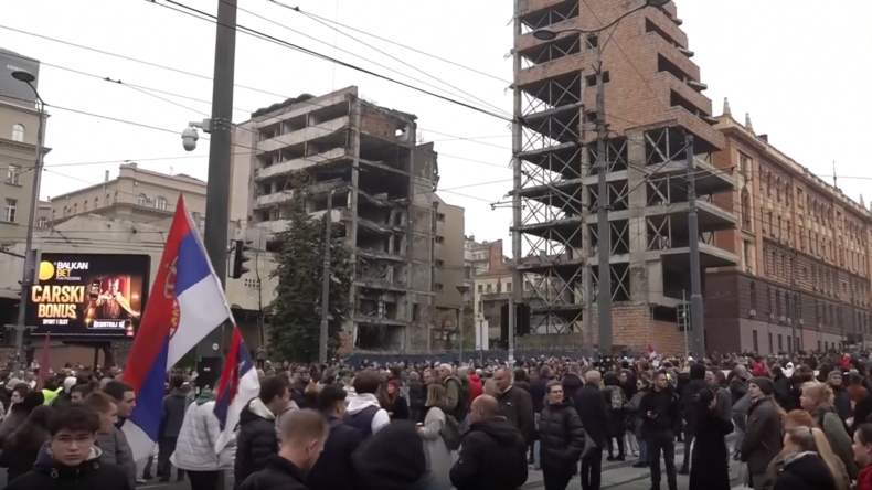 Belgrade : manifestations contre la démolition d'un bâtiment détruit par l'OTAN pour faire place à un hôtel du gendre de Trump (VIDÉO)