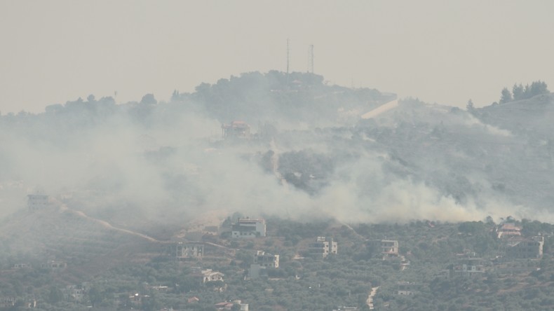 Israël bombarde un restaurant au Sud-Liban et vise un dépôt d’armes du Hezbollah