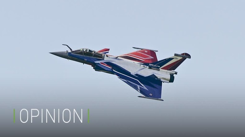 Macron vend des Rafale en papier à Zelensky