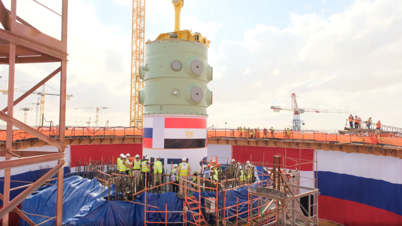 Égypte : l’installation de la cuve du réacteur de la centrale nucléaire de Dabaa réussie (VIDÉOS)