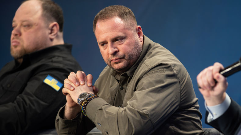 Le chef limogé du cabinet de Zelensky souhaite partir au front