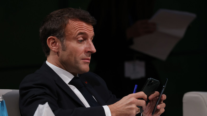 France : Macron veut étendre l’interdiction du portable aux lycées