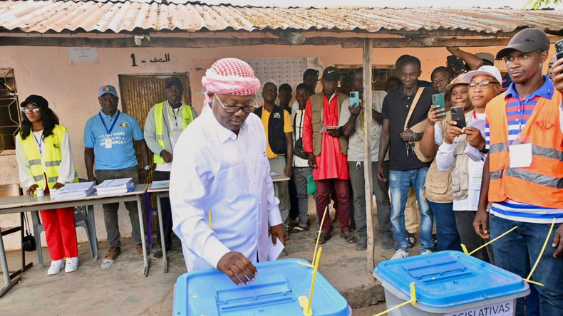 Guinée-Bissau : le président renversé Umaro Sissoco Embalo quitte Dakar pour Brazzaville