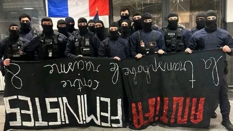 France : ouverture d’une enquête suite à la diffusion d’une photo de policiers tenant une banderole féministe retournée