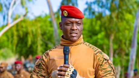 Burkina Faso : Ibrahim Traoré rend hommage aux forces armées à l’occasion de leur 65e anniversaire
