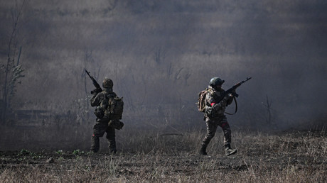 Les soldats ukrainiens, encerclés par l’armée russe, commencent à se rendre à Krasnoarmeïsk, dans le Donbass