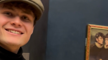 Canular au Louvre : deux TikTokeurs belges accrochent leur tableau avec un cadre en Lego