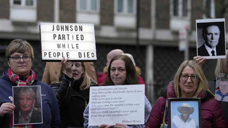 COVID-19 : La négligence de Boris Johnson et de son gouvernement aurait tué 23 000 Britanniques