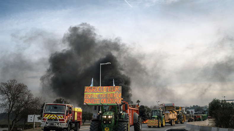 Des agriculteurs manifestent devant la résidence des Macron au Touquet