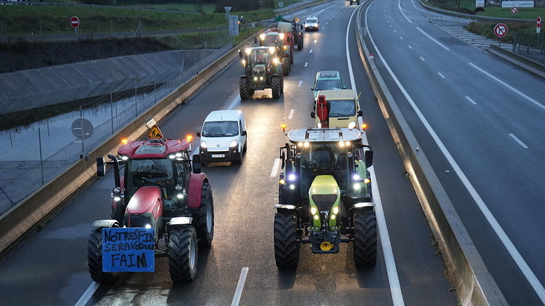 Crise agricole en France : les blocages routiers se poursuivent malgré les appels à une «trêve de Noël»