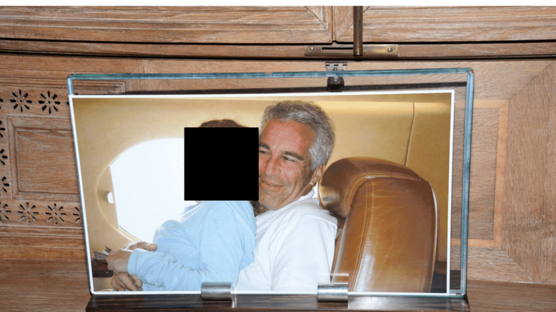 Dossiers Epstein : des célébrités comme Bill Clinton en photo, des centaines de pages censurées, et le silence continue